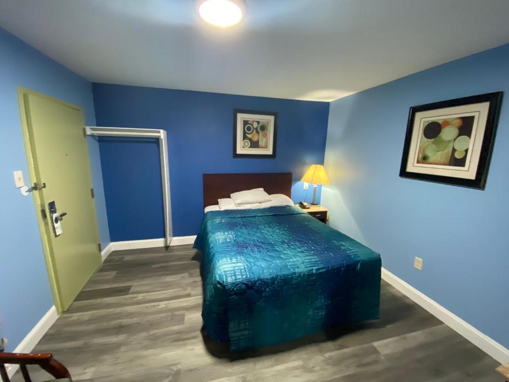 Queen Room - Non-Smoking interior